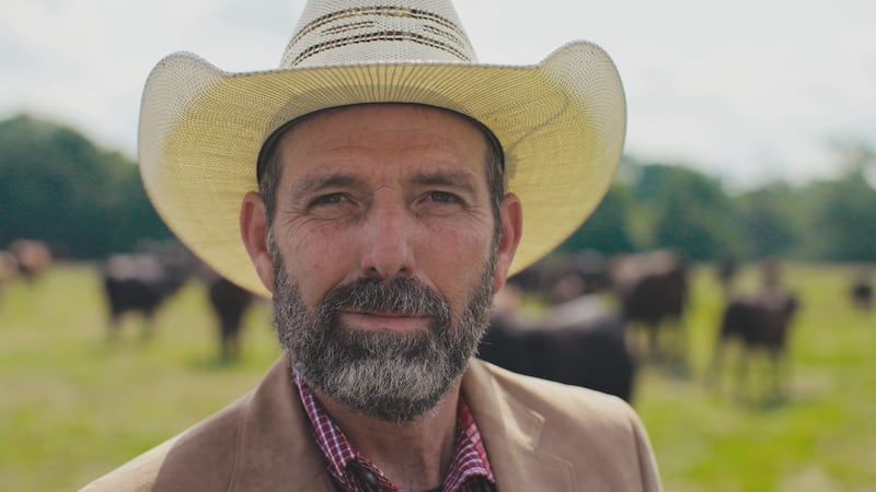 Democratic gubernatorial candidate Bobby Cole meets with Hillsboro residents
