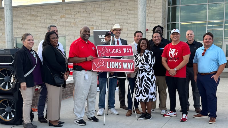 The signs replaced the old N. 42nd Street signs outside Waco High School.
